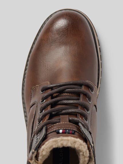 Produktfoto, Schnürstiefel mit Warmfutter Modell 'Olwin' von TOM TAILOR in Lederoptik mit runder Spitze, Struktur und Ziernähten, Label-Detail, profilierte Gummisohle