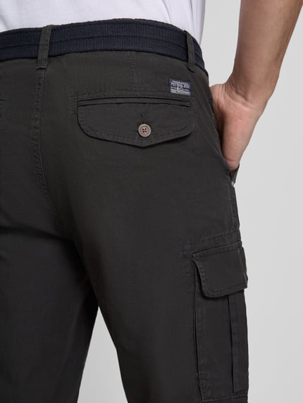 Männermodel trägt Regular Fit Bermudas mit Cargo-Taschen von Petrol aus reiner Baumwolle in Dunkelbraun, Detailaufnahme Rückansicht. Bundweite 45 cm, Innenbeinlänge 27 cm, Gesäßtaschen und Cargo-Taschen.