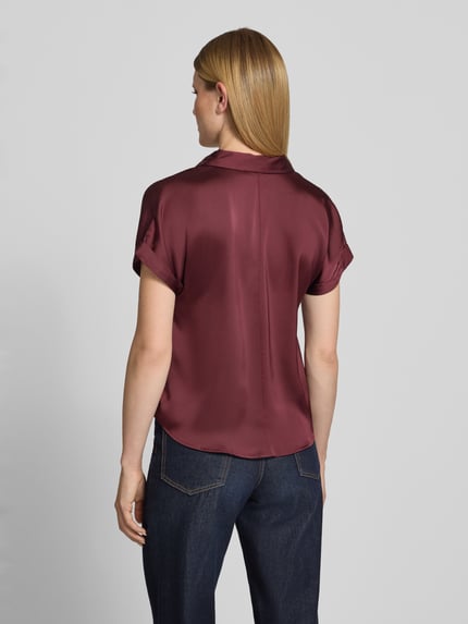 Frauenmodel trägt Regular Fit Bluse mit V-Ausschnitt Modell 'ENNA RAVENNA' von Vila aus Satin in Bordeaux, Rückenlänge 59 cm, Ganzkörperansicht Rückansicht.
