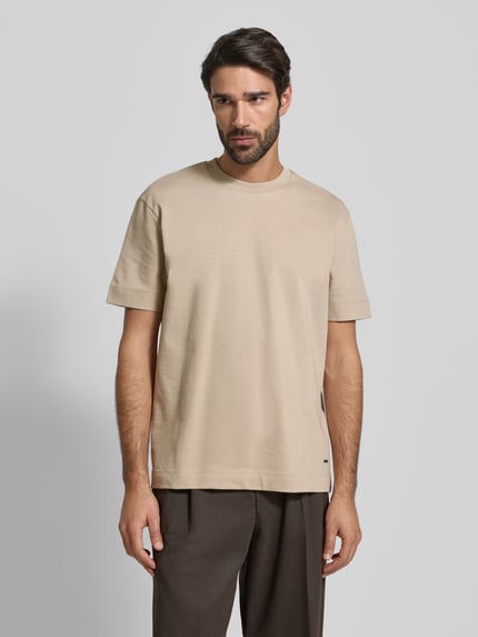 Männermodel trägt T-Shirt mit Label-Detail Modell 'Achilleas' von JOOP! Collection, beige, Reine Baumwolle, Regular-Fit, Ganzkörperansicht von vorne.