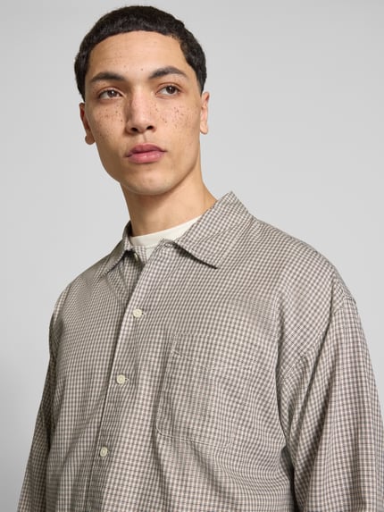 Männermodel trägt Regular Fit Freizeithemd aus Baumwolle Modell 'AUSTIN' von Jack & Jones mit Kentkragen, Nahaufnahme Oberkörper