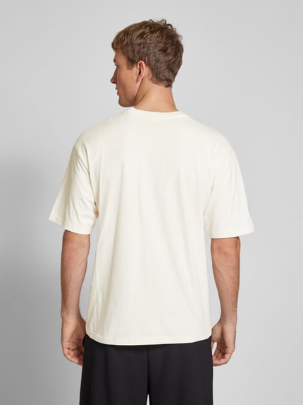 Mannelijk model draagt Relaxed Fit T-Shirt uit puur katoen van REVIEW, geborduurd logo, met korte mouwen, ruglengte maat M 68 cm, geheel van achteren.