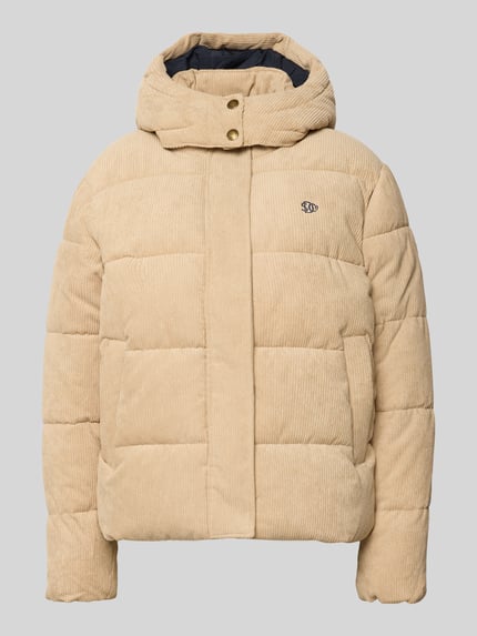 Produktfoto, Steppjacke aus Cord mit Zweiwege-Reißverschluss von Superdry in Beige, strukturierte Oberfläche, Regular Fit, Kapuze, Eingrifftaschen.