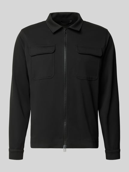 Produktfoto, schwarze Regular Fit Hemdjacke mit Viskose-Mix Modell 'Taylor' von Zuitable, Zweiwege-Reißverschluss, glatte Struktur