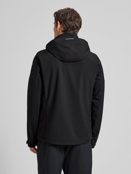 Männermodel trägt schwarze Regular-Fit Jacke mit Kapuze Modell 'BARMSTEDT' von Icepeak, Stehkragen, Eingrifftaschen, Rückansicht. Rückenlänge 78 cm, Schulterbreite 43 cm, Brustweite 54 cm, Ärmellänge 71 cm bei Größe 50.