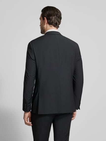 Männermodel trägt Slim Fit 2-Knopf-Sakko mit Pattentaschen von HECHTER PARIS, zwart, gladde textuur, achterkant, Ganzkörperansicht Rückansicht. Schurwolle-mix met stretch, reverskraag, productlengte 73 cm, schouderbreedte 46 cm, mouwlengte 65 cm.