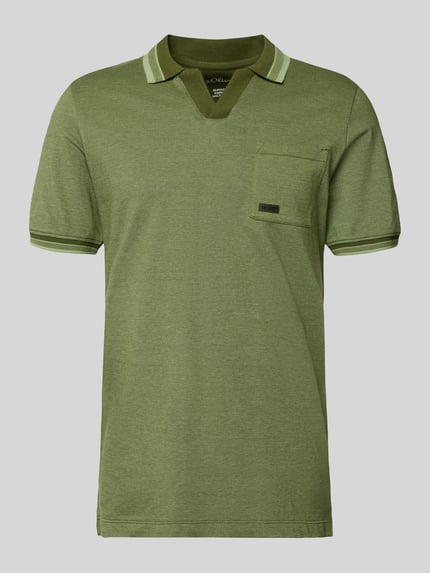 Produktfoto, Regular Fit Poloshirt aus reiner Baumwolle Modell 'OPEN COLLAR POLO' von s.Oliver RED LABEL in meliertem Olivgrün, Piqué-Struktur, Polokragen mit V-Ausschnitt, kurze Ärmel mit geripptem Abschluss, Brusttasche, dezentes Label Stitching