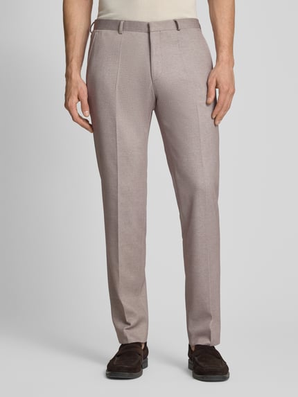 Männermodel trägt Regular Fit Anzug mit Reverskragen und Bügelfalte von Roy Robson in hellem Beige, Material-Mix, Nahaufnahme Oberschenkel bis Fuß.
