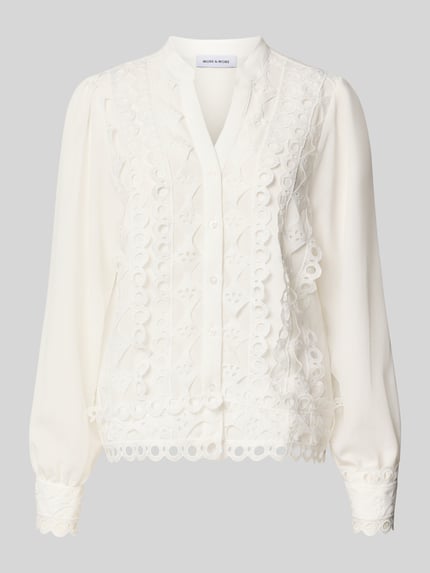 Produktfoto, Bluse mit Viskose-Anteil von MORE & MORE in Weiß, Spitzenbesatz, taillierte Passform, lange Ärmel, Material-Mix, neutrale Textur.