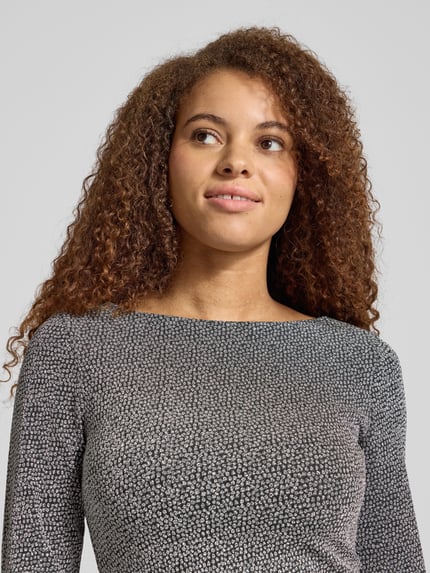 Frauenmodel trägt Regular Fit Langarmshirt mit Strukturmuster Modell 'JINA' von Pieces in Optik: unifarben/Two Tone, Nahaufnahme Oberkörper.