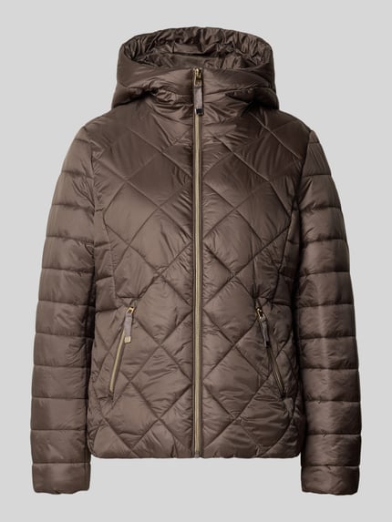 Produktfoto, Jacke mit Kapuze und Reißverschlusstaschen von Christian Berg Woman Selection in bruin met ruitvormige stiksels, recht model, capuchon, ritssluiting, zij-ritszakken, ruglengte maat 36: 62 cm, schouderbreedte 42 cm, borstwijdte 50 cm, mouwlengte 62 cm