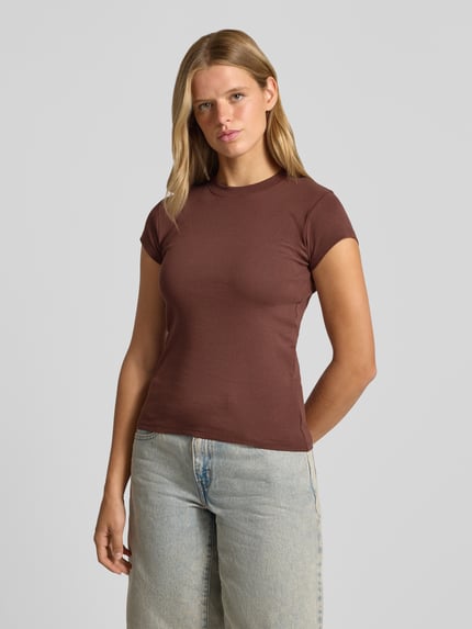 Frauenmodel trägt T-Shirt mit Rundhalsausschnitt Modell 'EVERYDAY' von Topshop, reine Baumwolle, braun, gerader Schnitt, Nahaufnahme Oberkörper.
