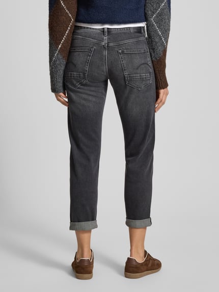 Kobiece model prezentuje Jeansy z 5 kieszeniami Model 'Kate' od G-Star Raw z mieszanki bawełny i elastanu, prosty krój, detal z logo, mankiety, widok całej sylwetki od tyłu.