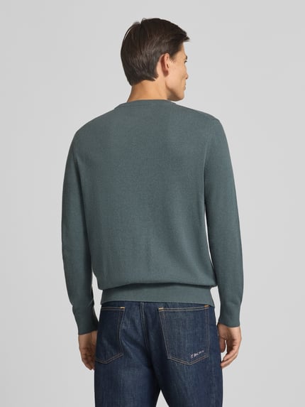 Männermodel trägt Regular Fit Pullover aus Baumwoll-Mix mit Schurwoll-Anteil von Marc O'Polo, einfarbig grün, Ganzkörperansicht Rückansicht. Herren Pullover von Marc O'Polo