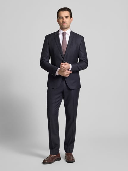 Männermodel trägt Slim Fit Business-Hemd mit Kentkragen und extra langem Ärmel von Jake*s, Material-Mix mit Stretch-Anteil, Ganzkörperansicht von vorne.