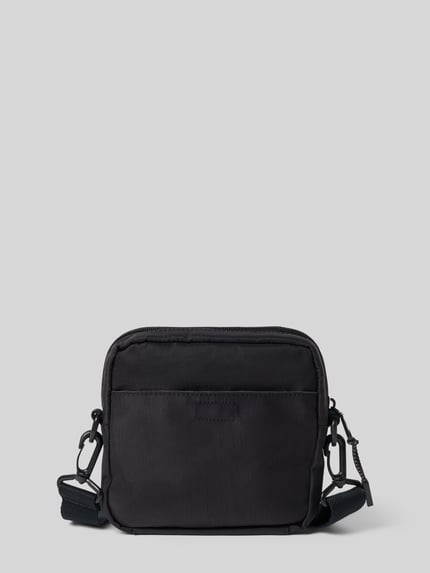 Produktfoto, Umhängetasche mit Logo-Stitching Modell 'BOLD SQUARE CROSSBODY' von CK Calvin Klein für Herren, schwarze glatte Oberfläche.