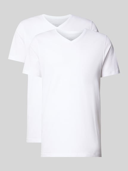 Produktfoto, zwei weiße T-Shirt aus Baumwolle mit V-Ausschnitt von bugatti, Slim Fit, glatte Oberfläche, neutraler Hintergrund