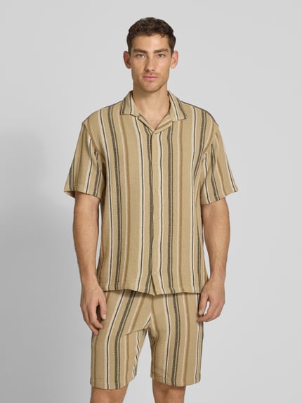 Männermodel trägt Regular Fit Freizeithemd mit Kentkragen von MCNEAL, beige-braune Streifen, reine Baumwolle, Ganzkörperansicht von vorne.