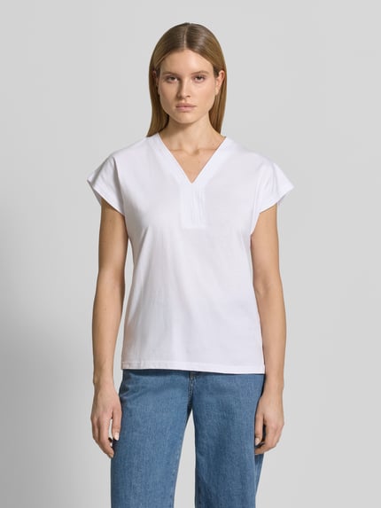 Frauenmodel trägt Damen T-Shirt mit V-Ausschnitt Modell 'DERBY' von Soyaconcept aus Reine Bio-Baumwolle, Regular-Fit, Ganzkörperansicht von vorne.