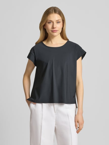 Frauenmodel trägt Damen T-Shirt mit Rundhalsausschnitt von Raffaello Rossi, Material-Mix mit Stretch-Anteil, Relaxed-Fit, Modell 'GRIT', Rückenlänge bei Größe 36: 59 cm, dunkler Farbton, glatte Textur, Ganzkörperansicht von vorne.