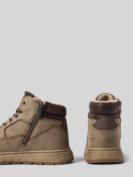 Produktfoto, Boots mit Warmfutter Modell 'Onar' von TOM TAILOR in Lederoptik, strukturierte Oberfläche, Label-Details, profilierte Gummisohle