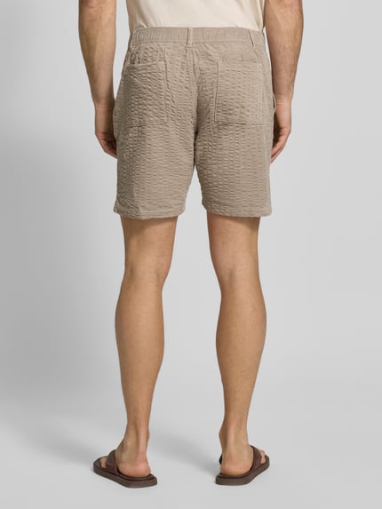 Männermodel trägt Straight Fit Shorts mit Strukturmuster von JAKE*S STUDIO MEN in Beige, Baumwoll-Mix, Eingrifftaschen, Ganzkörperansicht Rückansicht.