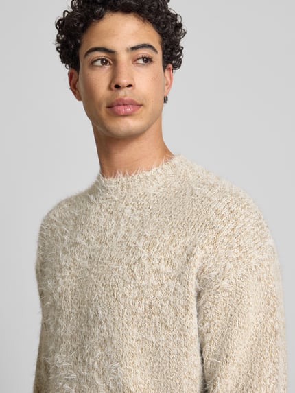 Männermodel draagt Regular Fit Strickpullover mit Alpaka-Anteil Modell 'NOAH' van Only & Sons, melange look, mock neck, langem mouw, gebreid materiaal, Nahaufnahme Oberkörper.