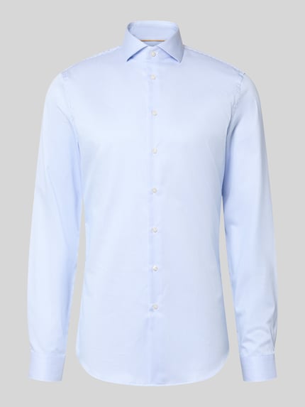Produktfoto, hellblaues Slim Fit Businesshemd mit extra langem Arm von Jake*s, glatte Oberfläche, dezente Knopfleiste