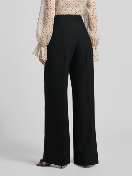 Frauenmodel trägt Weite Hose mit Bügelfalten Modell 'NANTES' von MAX&Co., Optik: Unifarben, Regular-Fit, Wide Leg, High-Waist, Ganzkörperansicht Rückansicht.