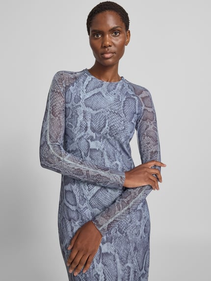 Frauenmodel trägt Midikleid mit Schlangenmuster von Marc Cain in Blau-Grau, elastischer Material-Mix, semitransparent, Nahaufnahme Oberkörper