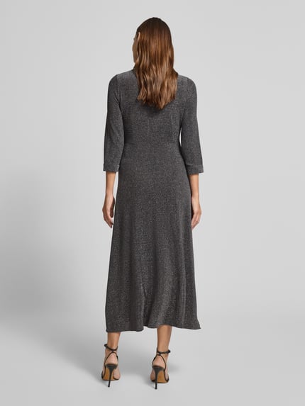 Vrouwenmodel draagt schimmerend A-lijn maxi hemdblusjurk met 3/4-mouw, YAS JOHANNA, materiaal-mix, rugaanzicht.