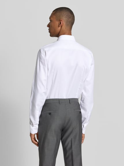 Männermodel trägt Slim Fit Business-Hemd mit Kentkragen von Jake*s, Reine Baumwolle, extralang, weiß, glatte Textur, Ganzkörperansicht Rückansicht. Rückenlänge bei Größe 39/40: 83 cm, Schulterbreite bei Größe 39/40: 41 cm, Ärmellänge bei Größe 39/40: 71 cm, mit Knopfleiste, Sportmanschetten, abgerundetem Saum.