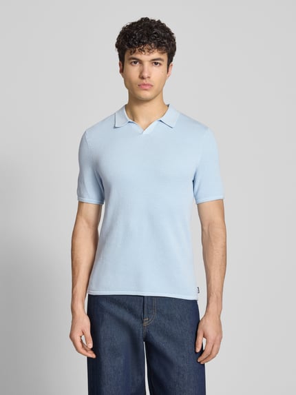 Männermodel trägt Slim Fit Poloshirt mit Strukturmuster von REVIEW aus Reine Baumwolle, hellblau, V-Ausschnitt, Ganzkörperansicht von vorne. Rückenlänge bei Größe M: 66 cm