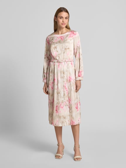 Vrouwenmodel draagt Cocktailkleid mit Gürtel und Rundhalsausschnitt van Rinascimento, getailleerd midijurk in lichtbeige met roze plooien, achterkant sleutelgatdetails, materiaal-mix met stretch, volledige lichaamsaanzicht van voren.