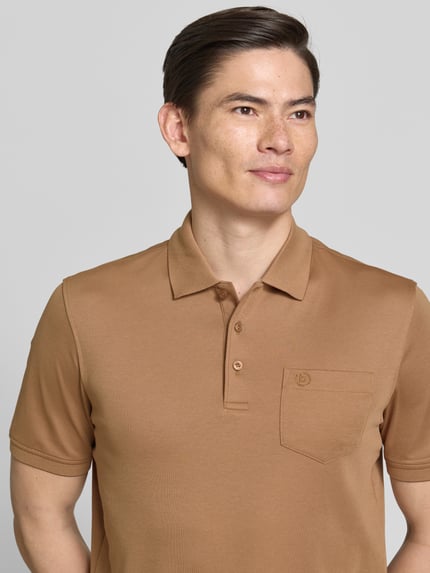 Männermodel trägt Regular Fit poloshirt met borstzak en labelstitching van bugatti, polokraag, knoopsluiting; ruglengte maat M 70 cm. Nahaufnahme bovenlichaam.