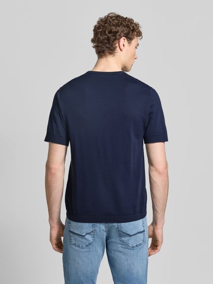 Männermodel trägt Regular Fit T-Shirt aus reine katoen Modell 'TORINO' van SELECTED HOMME, effen donkerblauw, korte mouw, geribde zoom, ganzkörperansicht rückansicht.