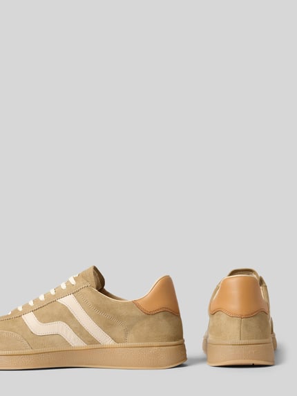 Produktfoto, Sneaker aus echtem Leder Modell 'Cuzmo' von Gant in Beige mit weißen Streifen, glatte Sohle, Schnürverschluss, Logo-Prägung, abgerundete Passform, Vorder- und Rückansicht, Absatzhöhe 3 cm, Schafthöhe 8 cm, Schaftweite 8 cm, strukturierte Oberfläche.