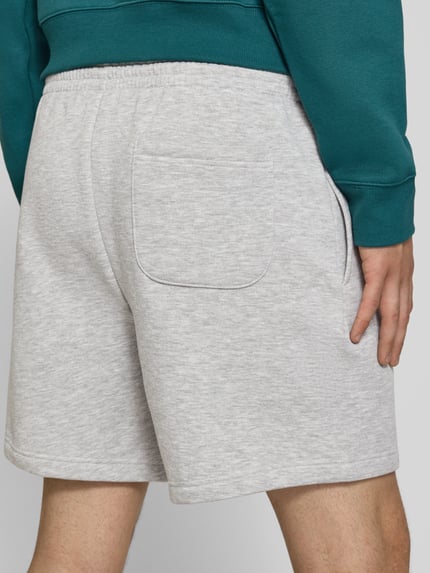 New Balance Relaxed Fit Shorts mit Logo-Stitching Hellgrau 3