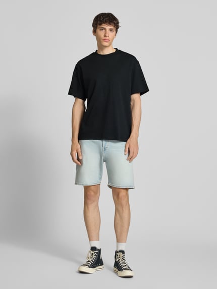 Männermodel trägt T-Shirt mit Rundhalsausschnitt Modell 'EURBAN EDGE' von Jack & Jones, Reine Baumwolle, Modern Fit, Herren T-Shirt, Ganzkörperansicht von vorne.