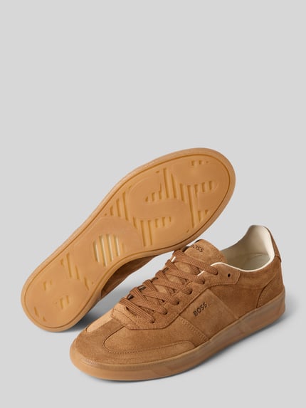 Produktfoto, Low Top Sneaker aus echtem Rindsleder Modell 'BRENTA_TENN_FULLSD' von BOSS in unifarbener Veloursleder-Optik, flache Sohle, Label-Prägung, strukturierte Gummisohle, abgerundete Schuhspitze.