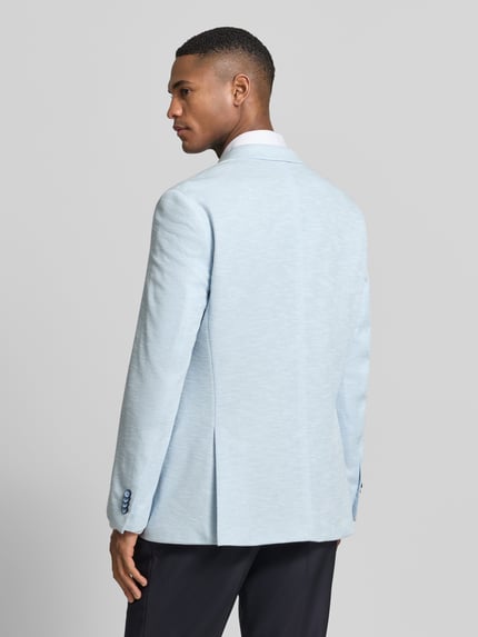 Männermodel trägt Slim Fit 2-Knopf-Sakko mit Pattentaschen von MCNEAL in Hellblau, Strukturmuster, Material-Mix, Ganzkörperansicht Rückansicht.