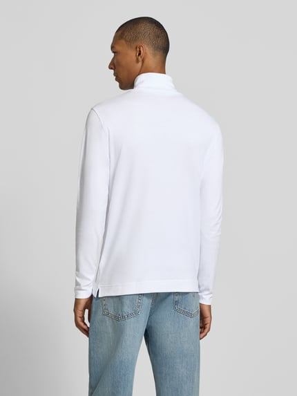 Männermodel trägt Regular Fit Longsleeve aus reiner Baumwolle mit Rollkragen von Christian Berg Men in Weiß, Rückenlänge 70 cm, Ganzkörperansicht Rückansicht.