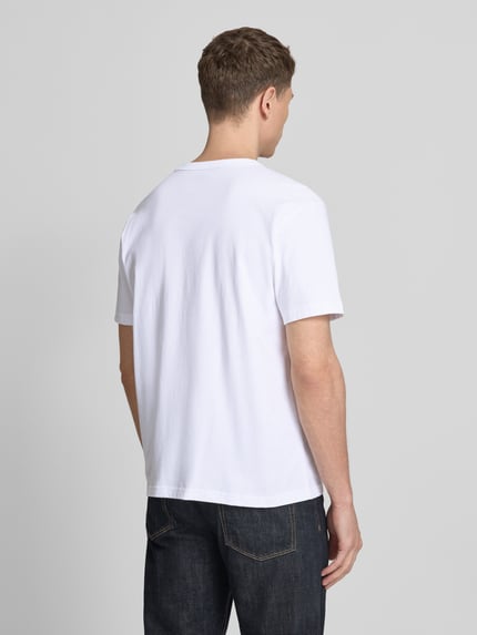 Männermodel trägt T-Shirt mit Logo und Rundhalsausschnitt von GAP, Herren T-Shirt aus Reine Baumwolle, Regular-Fit, Rückenlänge 66 cm, Ganzkörperansicht Rückansicht