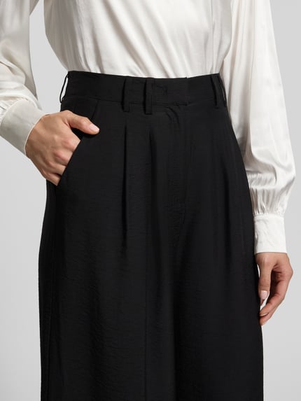 Vrouwenmodel draagt zwarte Stoffhose met Franse steekzakken model 'FINJA' van GUIDO MARIA KRETSCHMER WOMAN, detailopname heup.