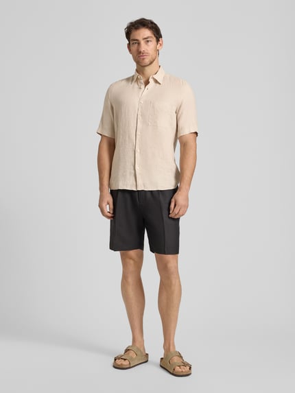 Männermodel trägt Regular Fit Freizeithemd aus reinem Leinen von Marc O'Polo, Optik: Unifarben, Kentkragen, Brusttasche, Ganzkörperansicht von vorne.