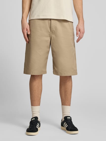 Männermodel trägt Bermudas mit Eingrifftaschen von REVIEW aus Material-Mix mit Baumwoll-Anteil, Regular-Fit, Nahaufnahme Unterkörper.
