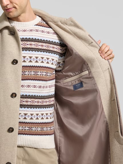 Männermodel trägt Mantel aus Woll-Mix mit Bindegürtel von MCNEAL, beige, Regular Fit, Umlegekragen, Nahaufnahme Oberkörper