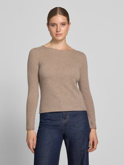 Frauenmodel trägt Regular Fit Strickpullover aus reinem Kaschmir von Christian Berg Woman in Beige mit Ziernaht, Langarm, Nahaufnahme Oberkörper.
