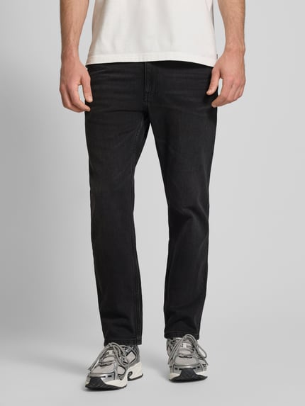Mężczyzna nosi Straight Fit Jeans im Five-Pocket-Design od REVIEW, czarna bawełniano-elastanowa tkanina, szerokość w rozmiarze 32/32: 40 cm, długość nogawki wewnętrznej: 73 cm, całkowity widok z przodu.
