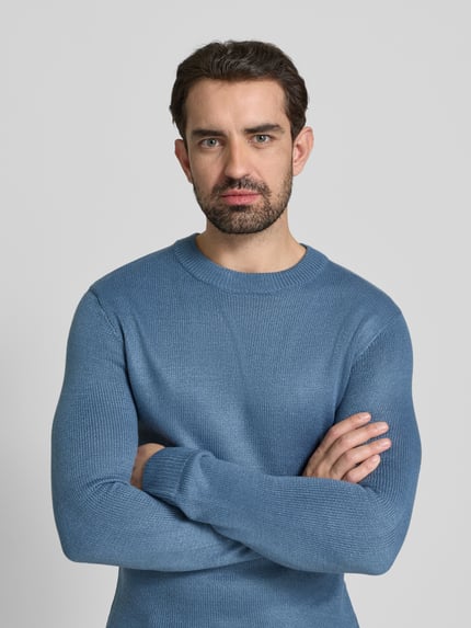 Männermodel trägt Regular Fit Strickpullover aus Rippstrick von Tom Tailor Denim in Unifarben mit Crew Neck und langen Ärmeln, Nahaufnahme Oberkörper.
